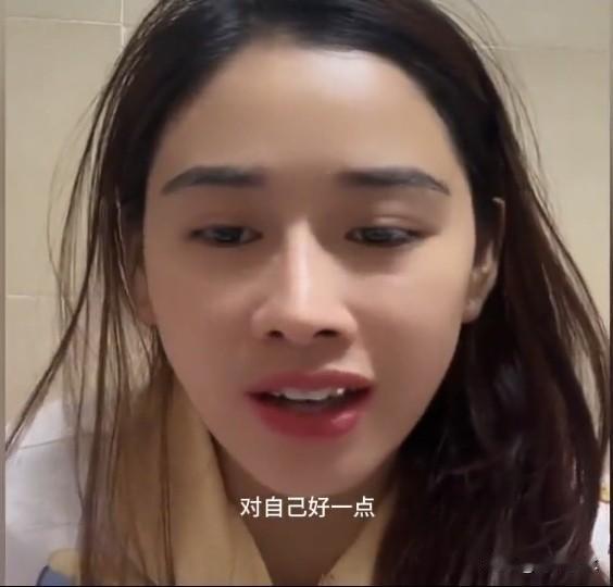 看到紫霞和小赵频繁拉扯我忍了
 
看到直播间争吵不断我也忍了
可是看到紫霞松口谈