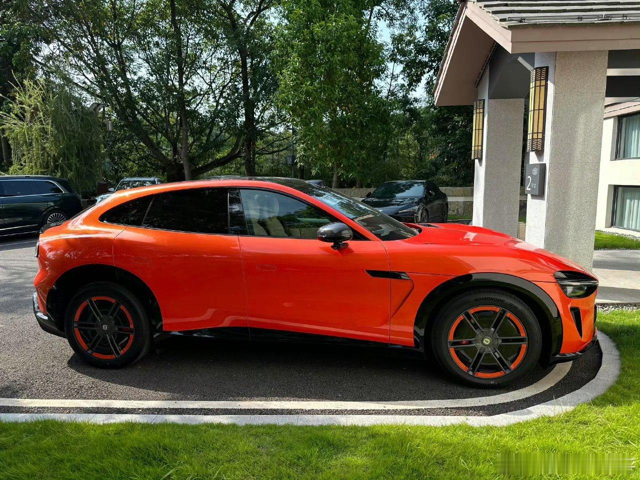 雷军称小米汽车熔岩橙配色敢买的人太少典型的叫好不叫座不过对于小米来说伴随销量下滑