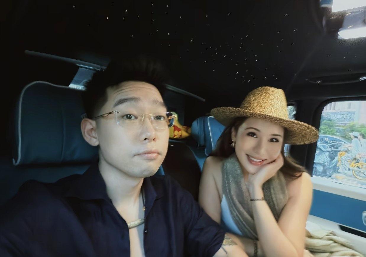 弹壳与老婆最新合照！

弹壳 ​​​