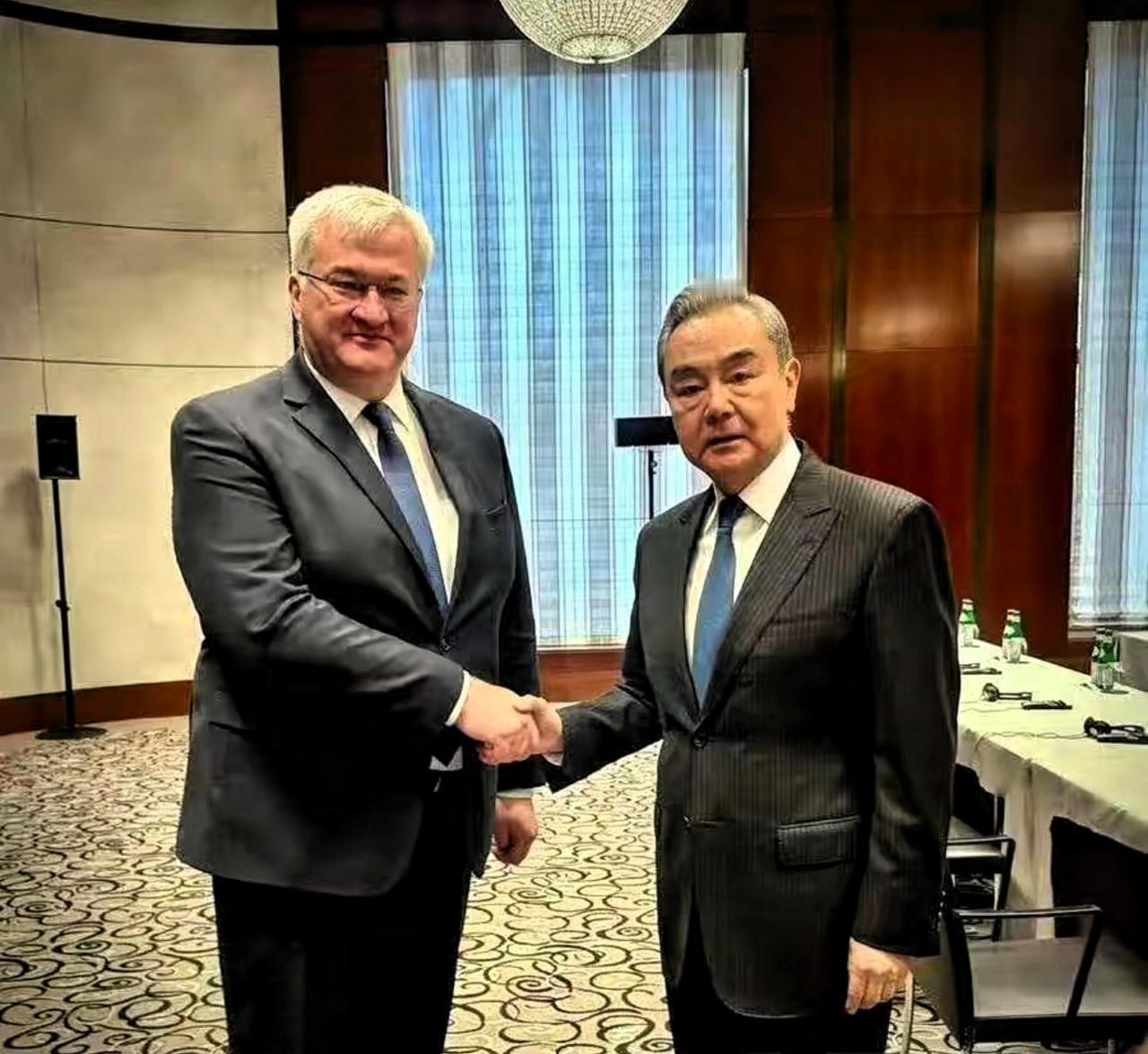 雪中送炭，中方将为乌克兰提供能源方面人道主义援助。2月13日乌克兰外交部长瑟比加