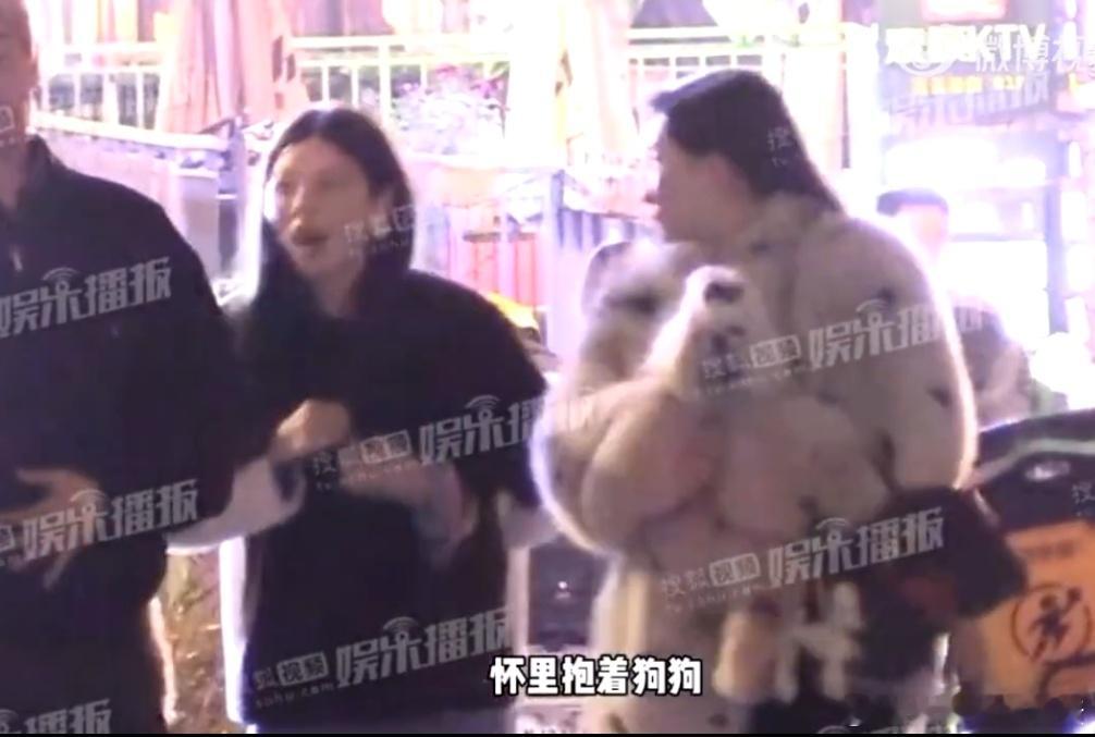 霍思燕带女儿和朋友聚餐  霍思燕被拍到带女儿和狗狗一起和朋友聚餐，抱着小狗带着孩
