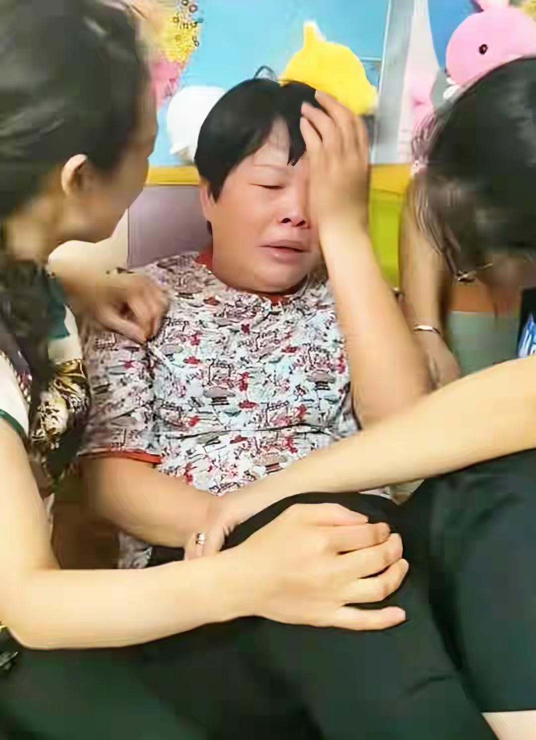 大喇叭疯了，在直播间竟然说小儿子是试管婴儿。

她真的是大大咧咧，啥事都光明磊落