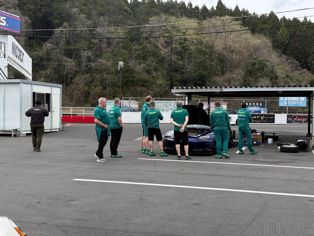 阿斯顿马丁车队员工到日光赛道，研究起了本田S2000。说是同行的没有本田日本员工