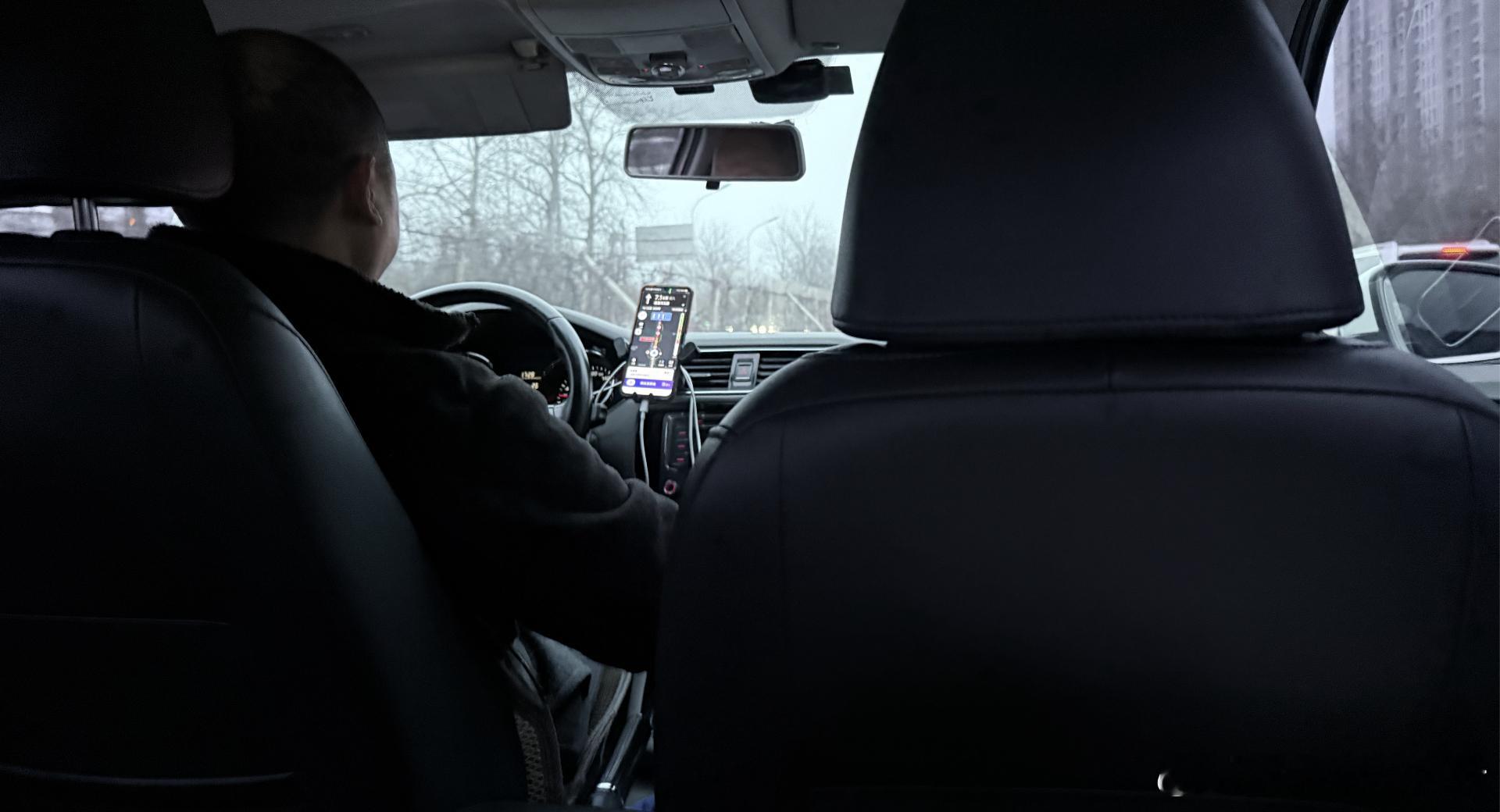 打了辆大众速腾1.6L手动挡，买的时候花了10多万，开了好多年了，百公里7个油。