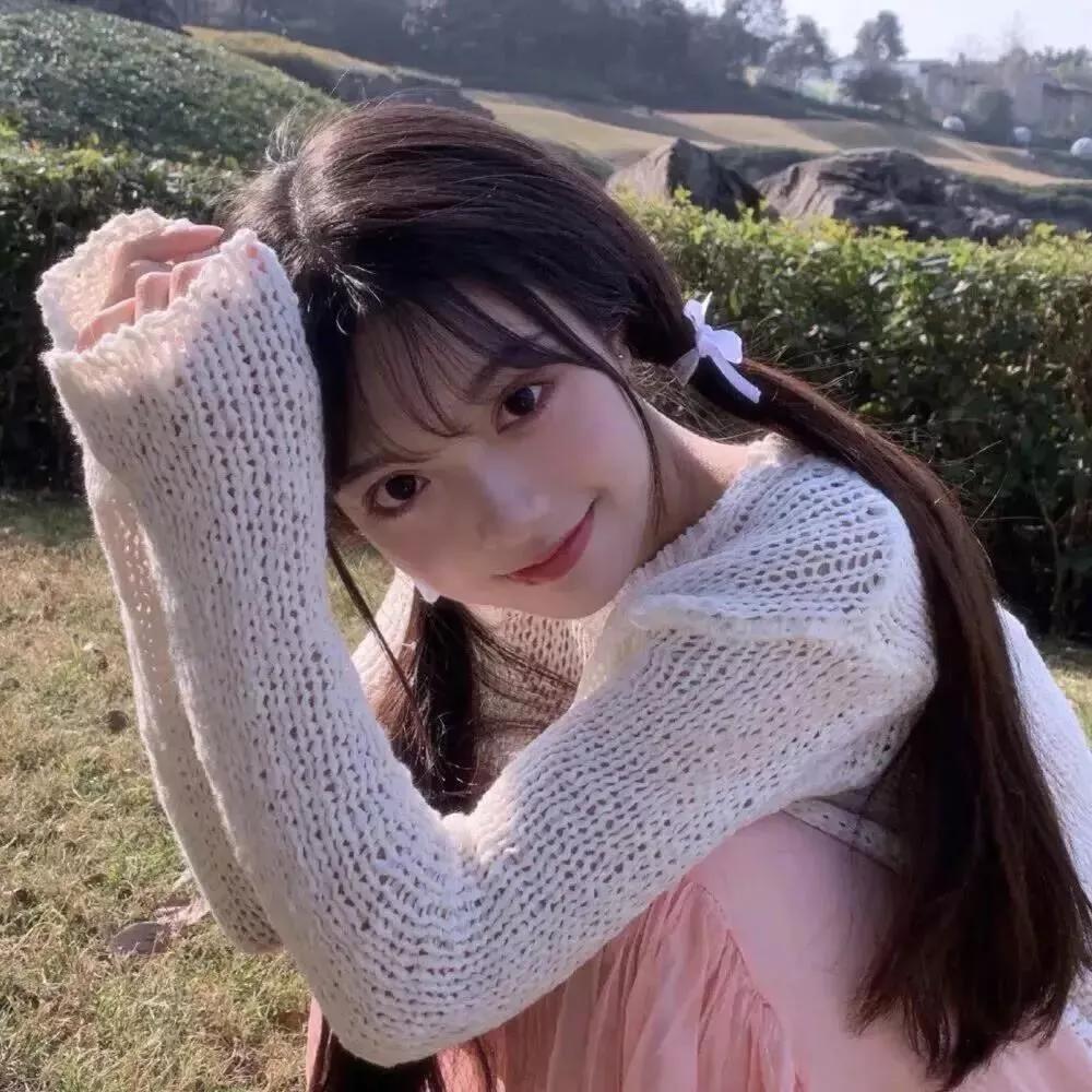 阳光下的甜美少女，温柔的笑容，自然的美景，让人心旷神怡。少女感笑容 少女感微笑女