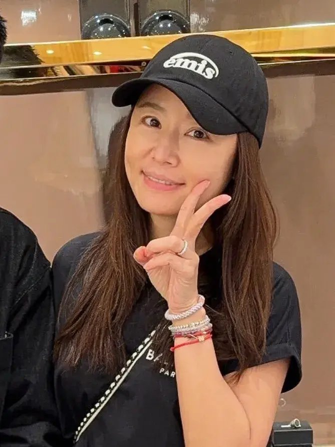 澳门偶遇林心如，纯素颜跟路人合影超有耐心，状态好显嫩不像49岁！ ​​​