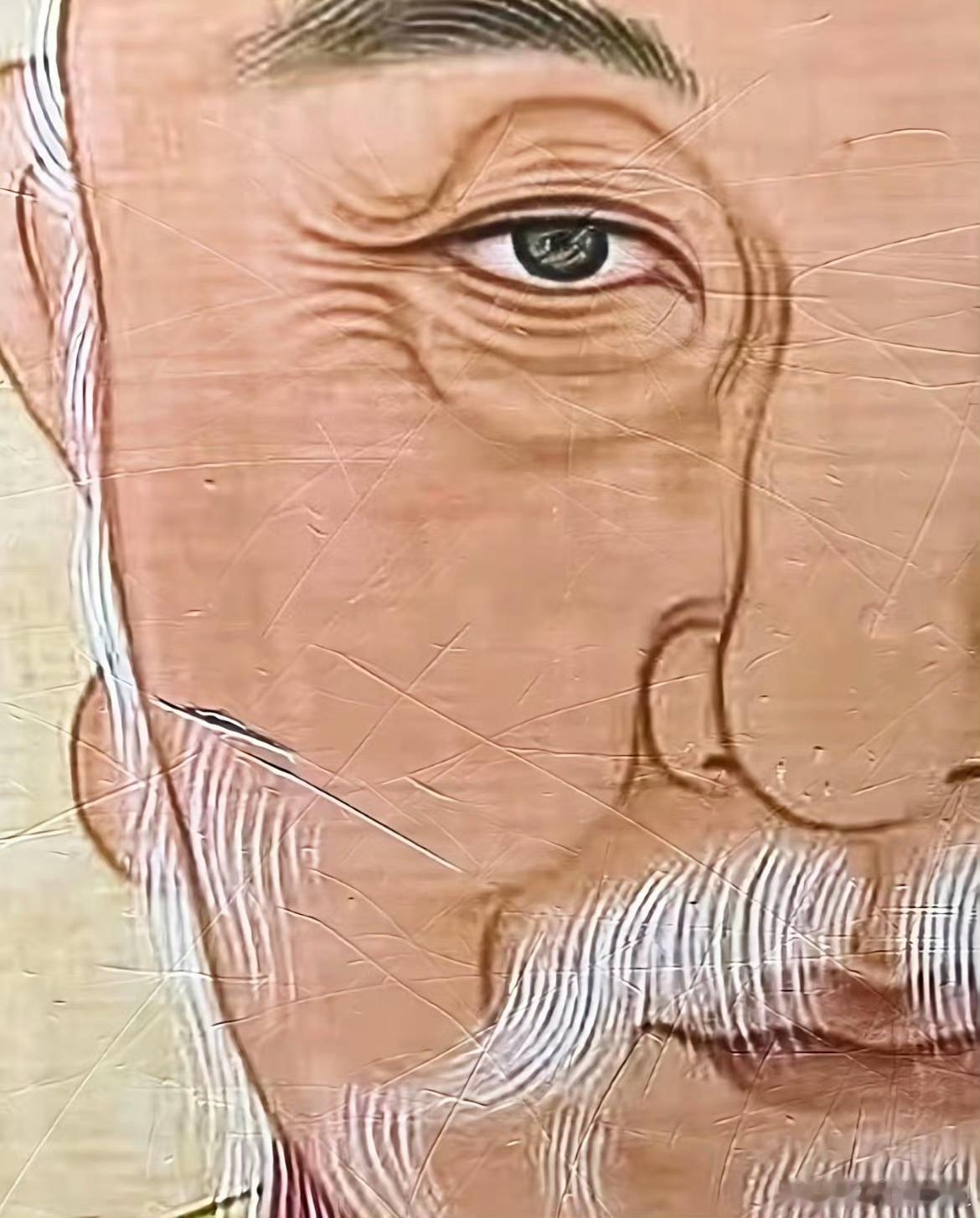 明孝陵朱元璋帅版画像展板被划其实这个画像在明孝陵已经更换了好几年了，如果破损严重