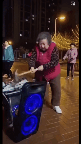 愤怒万分，
一榔头砸碎音响！
看来大妈
实在是忍无可忍了，
已经憋屈了很长时间了