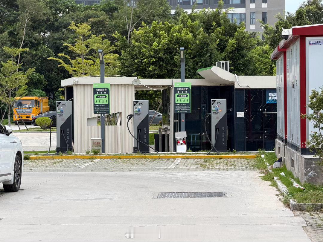 这就是厦门市区的首座第五代换电站了，位于湖里区高崎机场附近的萤火虫大厦。对，真的