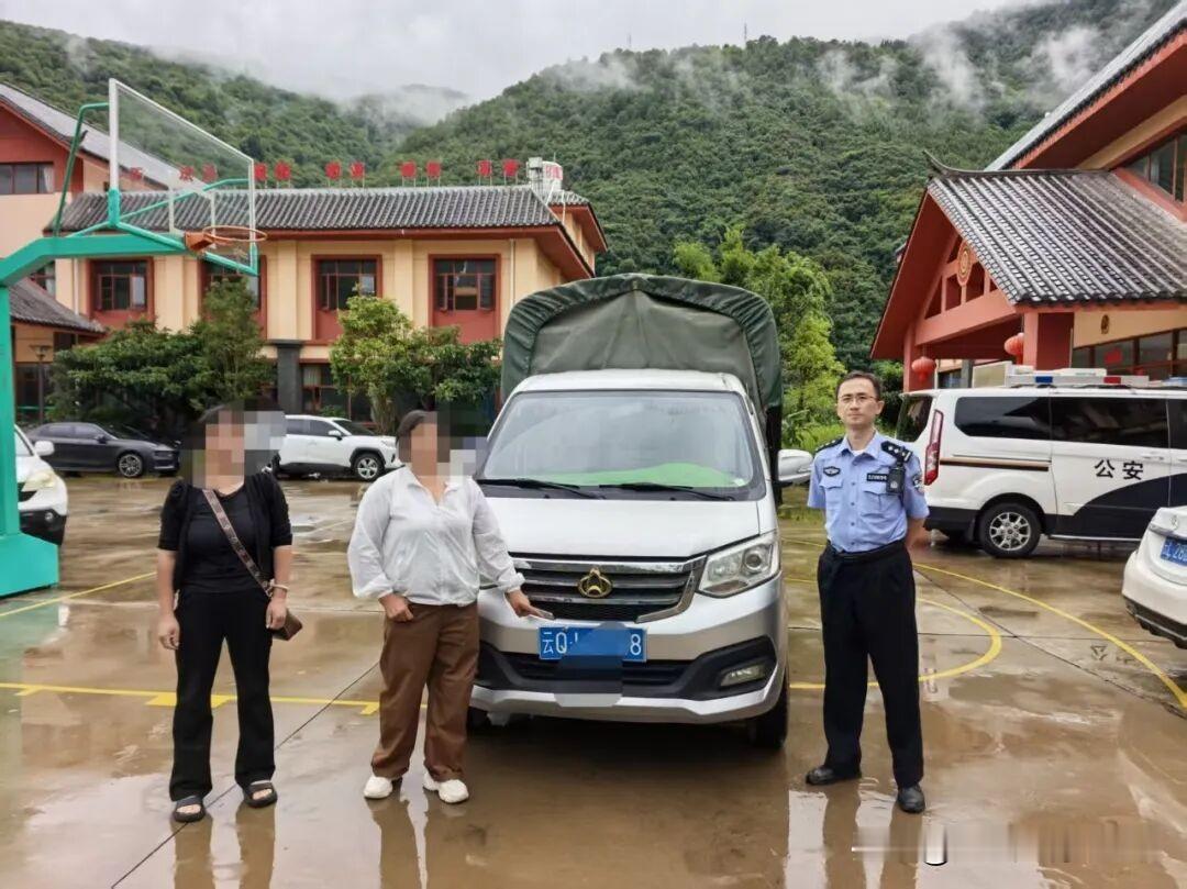 8月3日大理州高速交警处理了一起高速公路上停车搭人的事件。有人举报在云兰高速干海