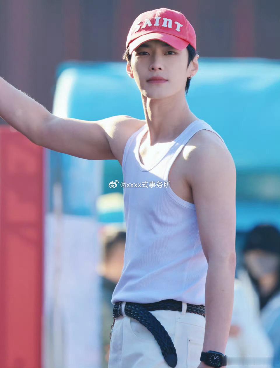 何与 掌管无袖的神 