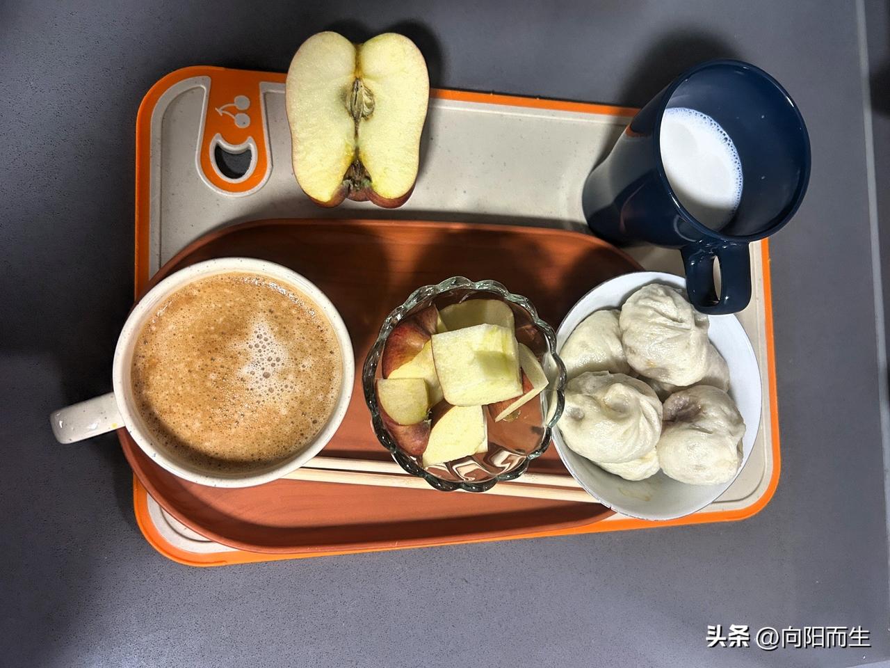 永辉超市有一款小笼包，味道不输外面饭馆里小笼包的味道，俩闺女都很喜欢。

今天早