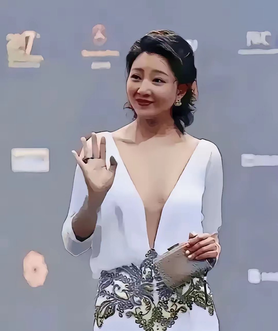 这身穿搭直接拉低了她的颜值，简直让人不敢直视，跟周冬雨有得一品 