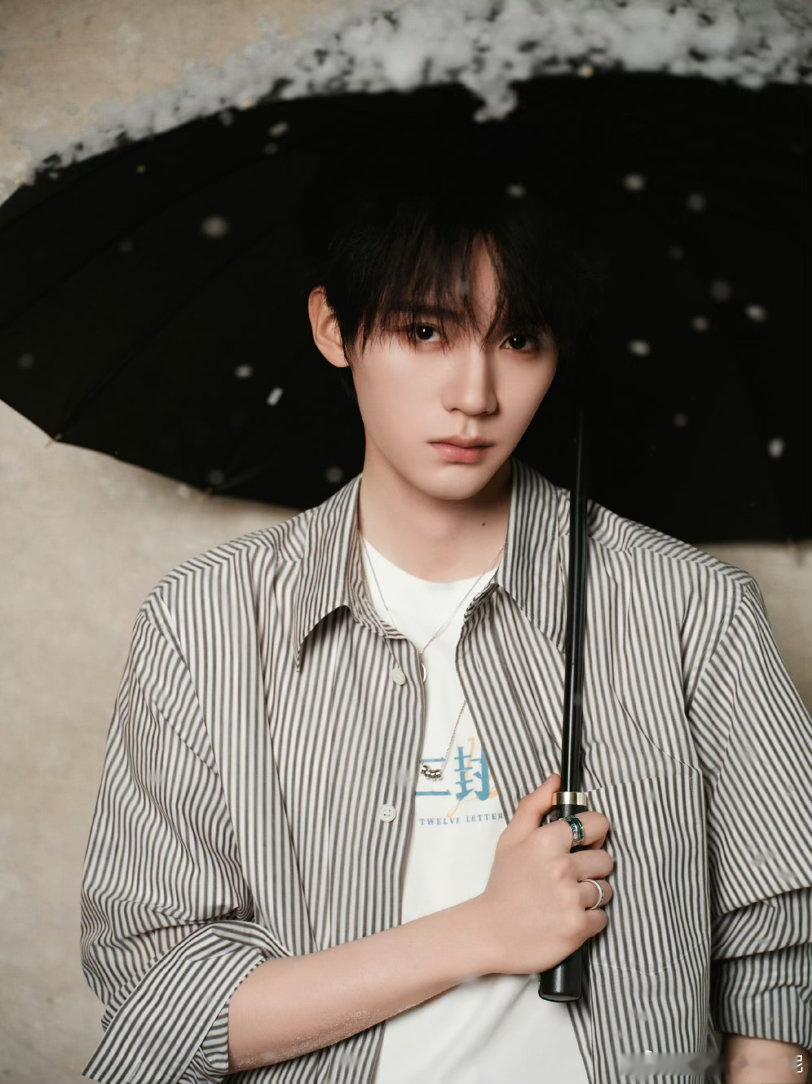 周翊然用张子枫的画当了8年头像zyr周翊然江湖夜雨十年灯 这世界乱糟糟的，而你干