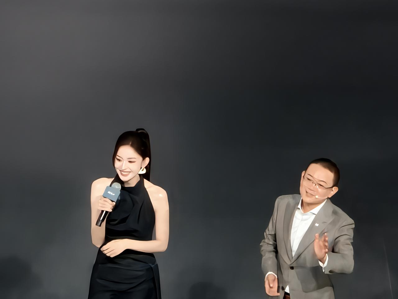 文弱美女和刚猛的猛士X700，确实有强烈的反差感！