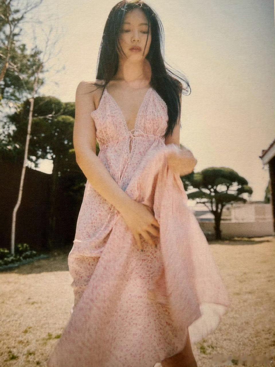 Jennie25岁写真集不愧是时尚Icon！写真集中的她收放自如，清透底妆搭配渐