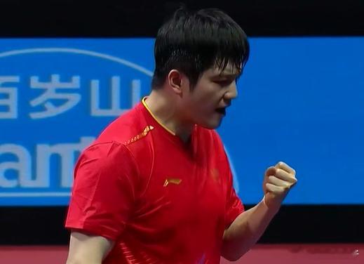 王楚钦第三局乱了套了，樊振东11-3平推拿到局点。 
