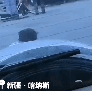 看到这一幕，五味杂陈。


老汉也老了，病妻尚在轮椅上，老汉好心好意推着病妻出门