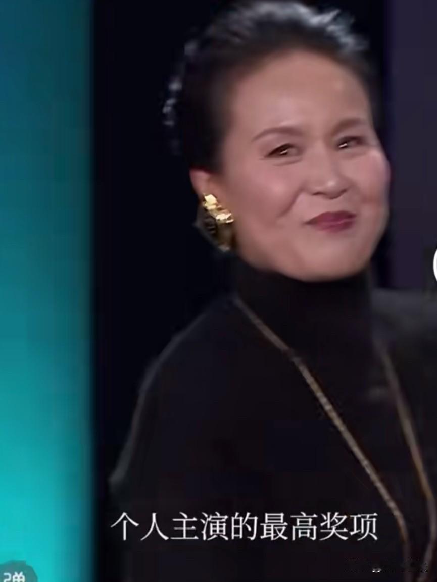这个叫赵箫泓的女人，在电影里演自己，还拿了国际影后奖。

电影讲了个什么故事？