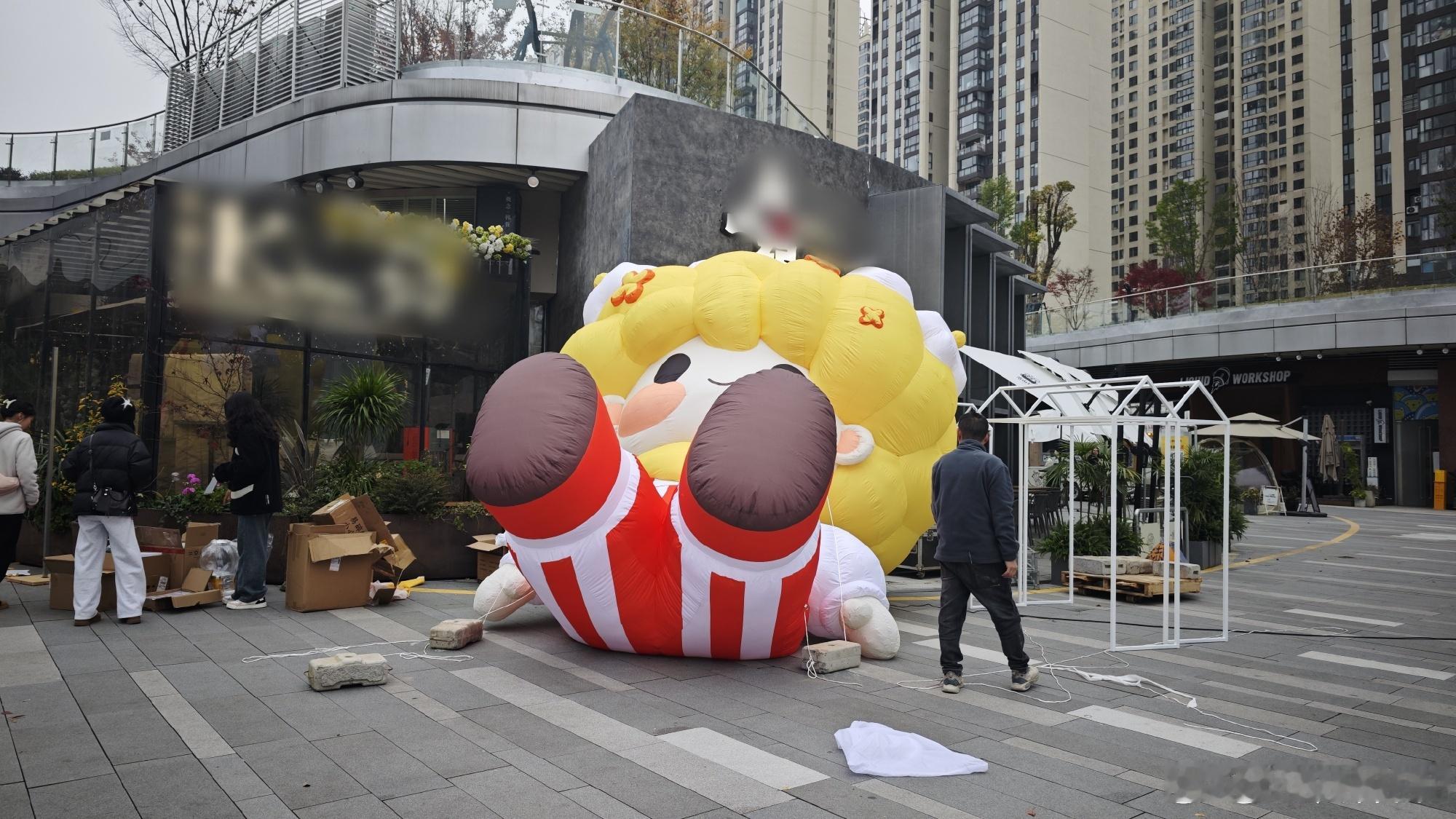 已经和姐妹们约好，到时候一起线上同步观看直播。虽然不能亲手触碰那些可爱的装饰，但