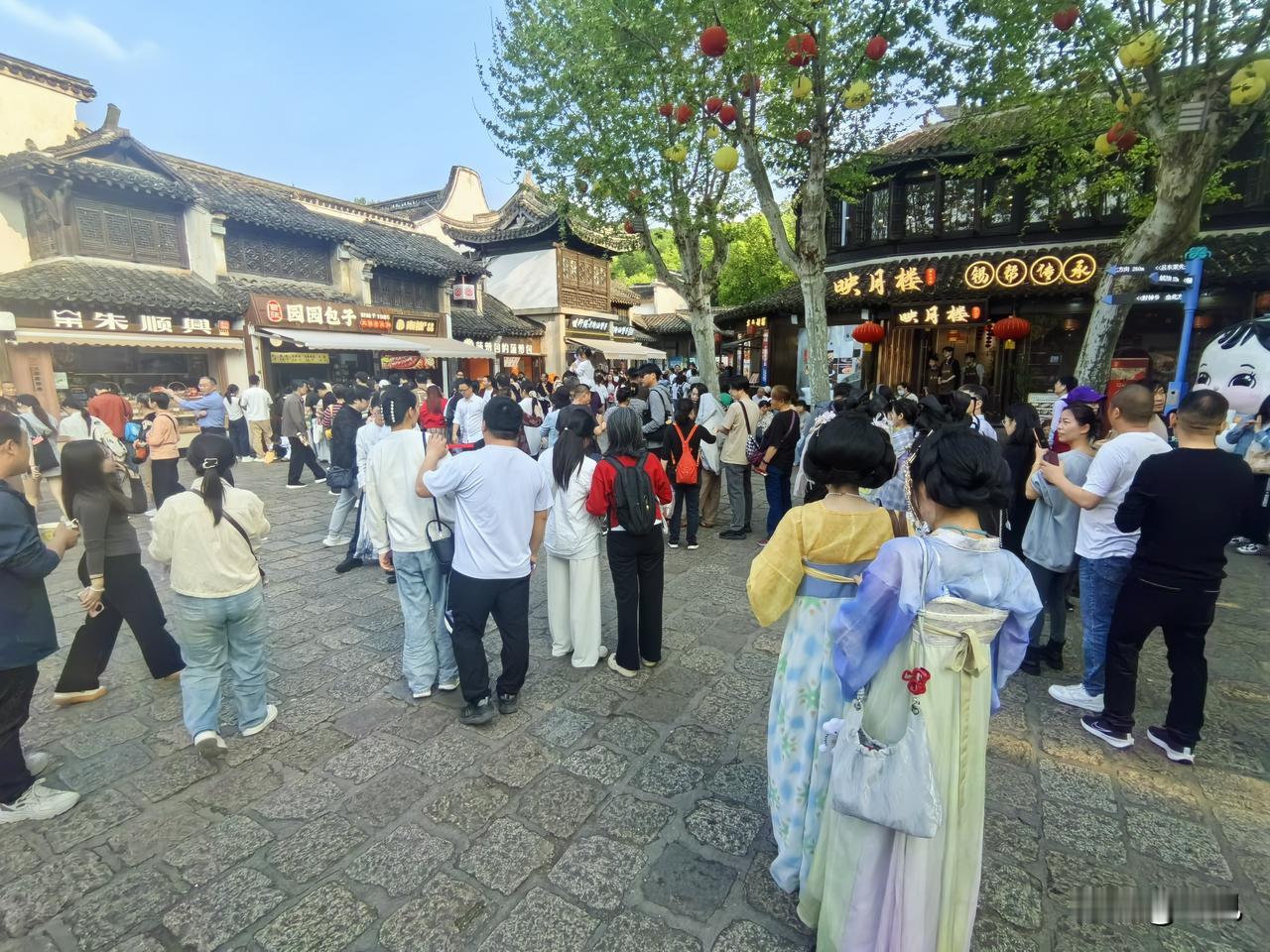 也只有无锡能用包子和馍让这么多人排起长队吧！以前只知《二泉映月》出自无锡，一把二