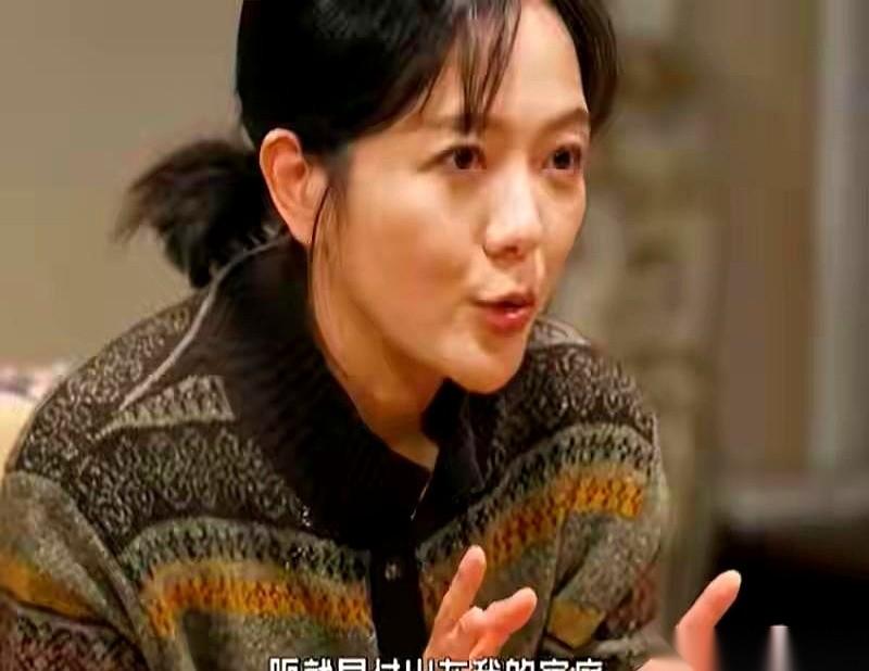 前湖南台知名主持人的阔太妻子，最近对着镜头掉起金豆豆了。住着豪宅，卡里不缺钱，家