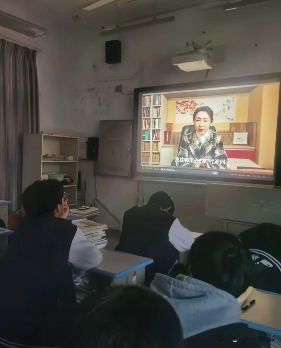 今天在头条刷到了蒙主的这张图片，如果这张图不是P的，那么意思就很明显了。什么样的