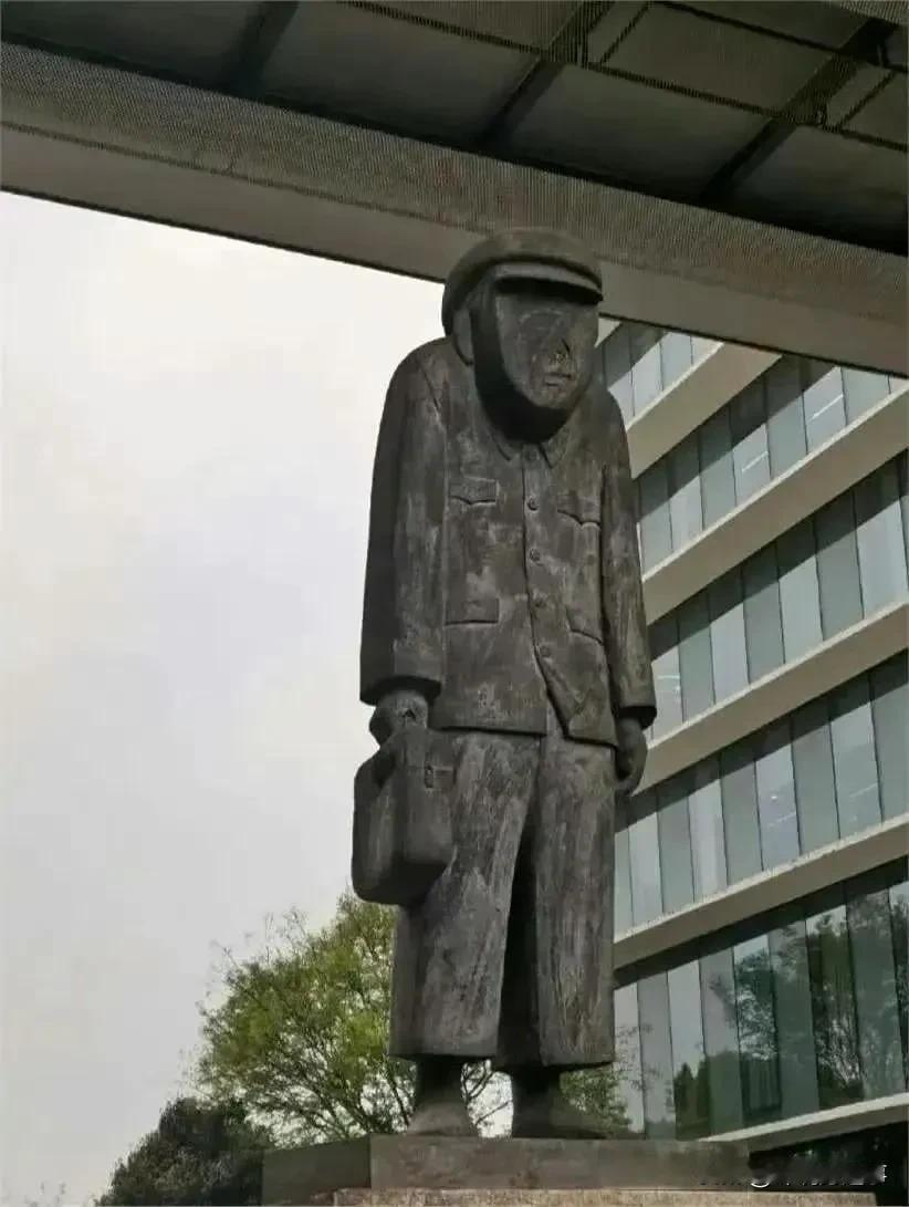 搞不明白，马云为什么要把这样的一座雕像放在阿里巴巴门口？
是对五六十年代的怀念，