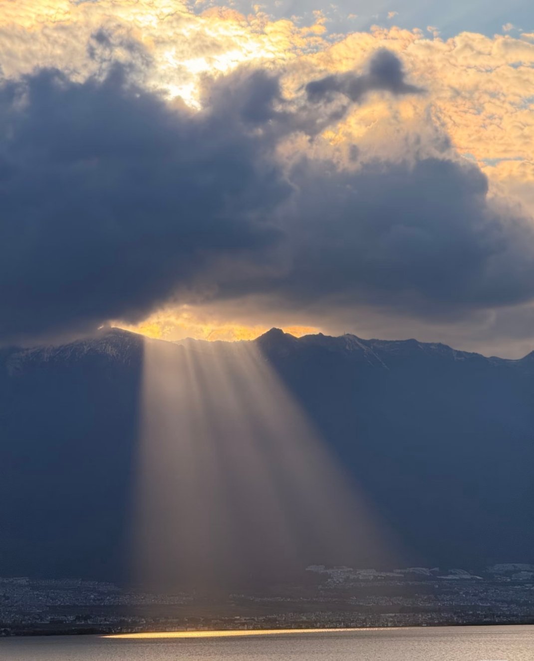 云破日出，丁达尔效应，太美了 