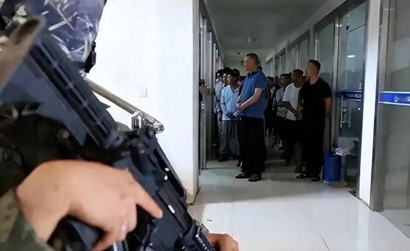 三个月两条中国公民的命丢在菲律宾移民局拘留所，真的看得人火直往上窜。
刚离世的天