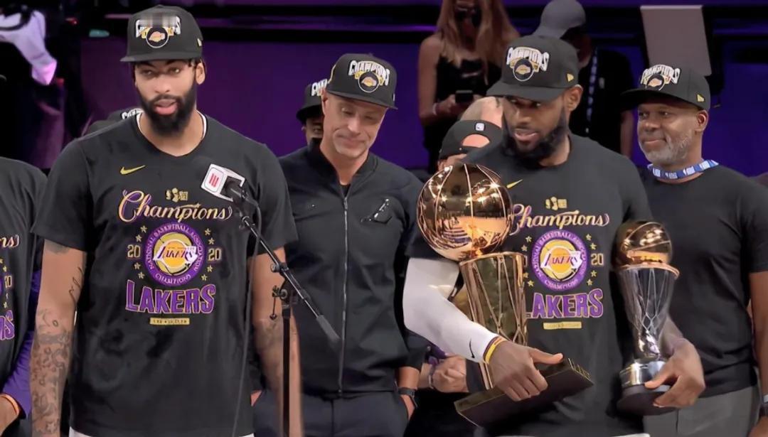 总冠军不要了？ NBA那些夺冠后拆队的球队：

1、2020湖人

2020年湖