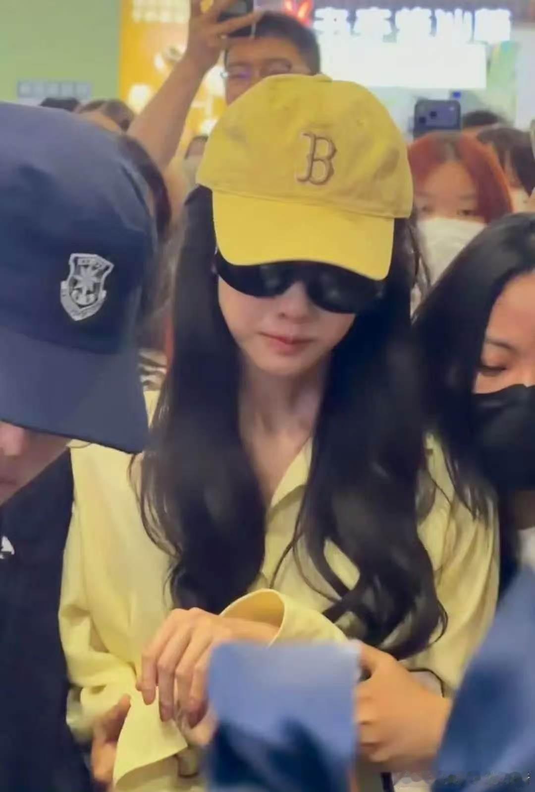 陈都灵疑似在机场被挤哭陈都灵机场被人群挤哭好多人呀，嘟嘟完全前进不了，疑似被挤哭