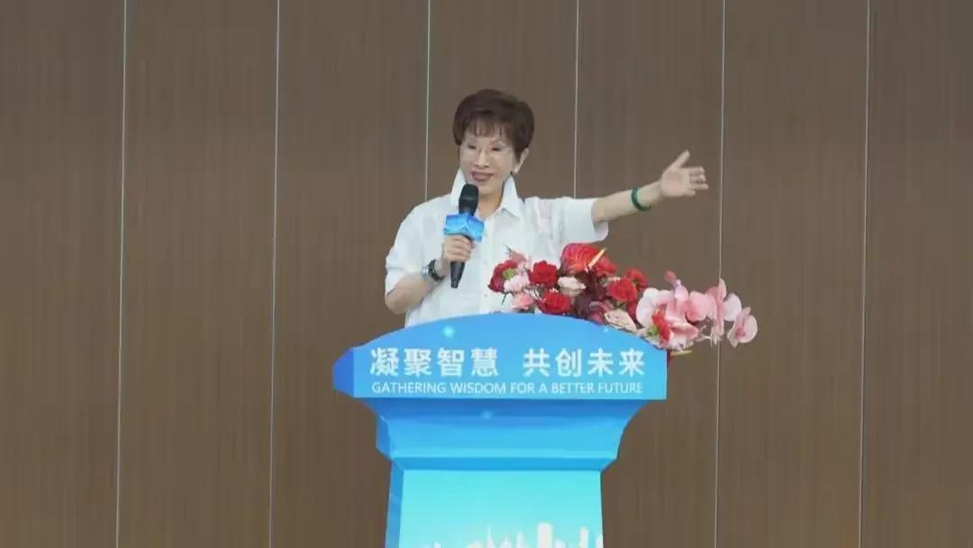 洪秀柱在深圳大学演讲，跟学生互动满满。一起唱阿里山的姑娘，一起吟唱乡愁，可谓是能