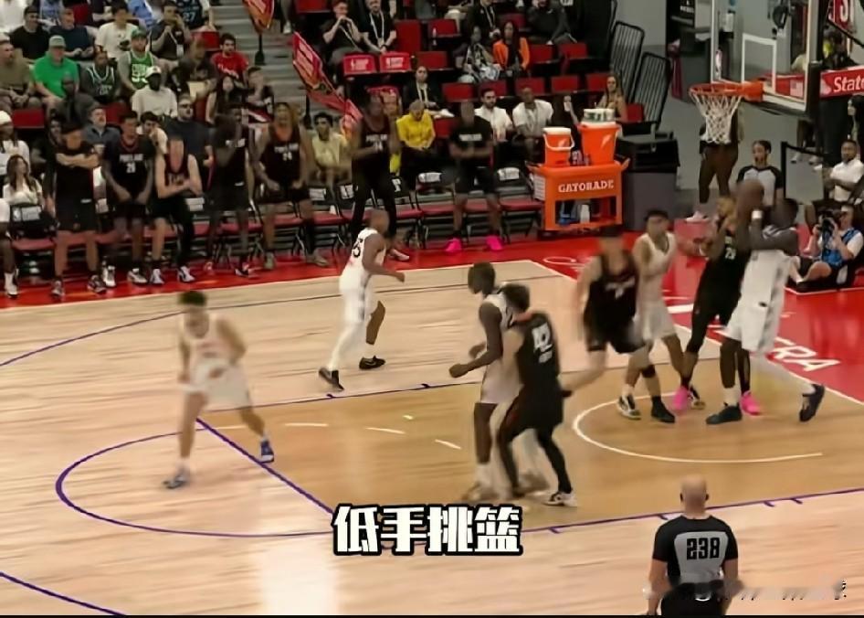 杨瀚森夏季联赛首秀10投5中得到12分9个篮板，但是郭士强被骂上热搜。人家杨瀚森