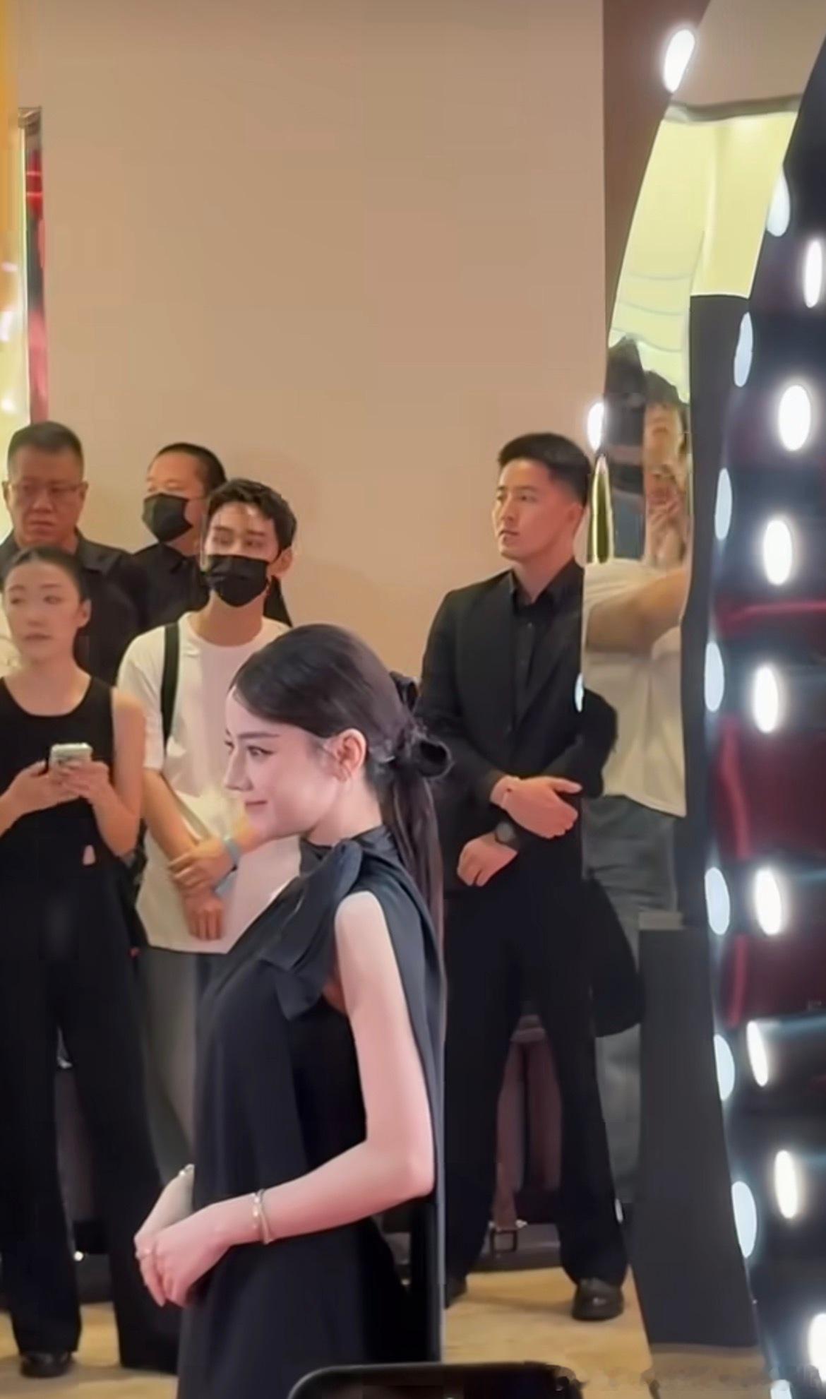 金鹤龙看迪丽热巴的眼神金鹤龙：这么漂亮的迪丽热巴你们都看到了吗？是我给她化的妆哦