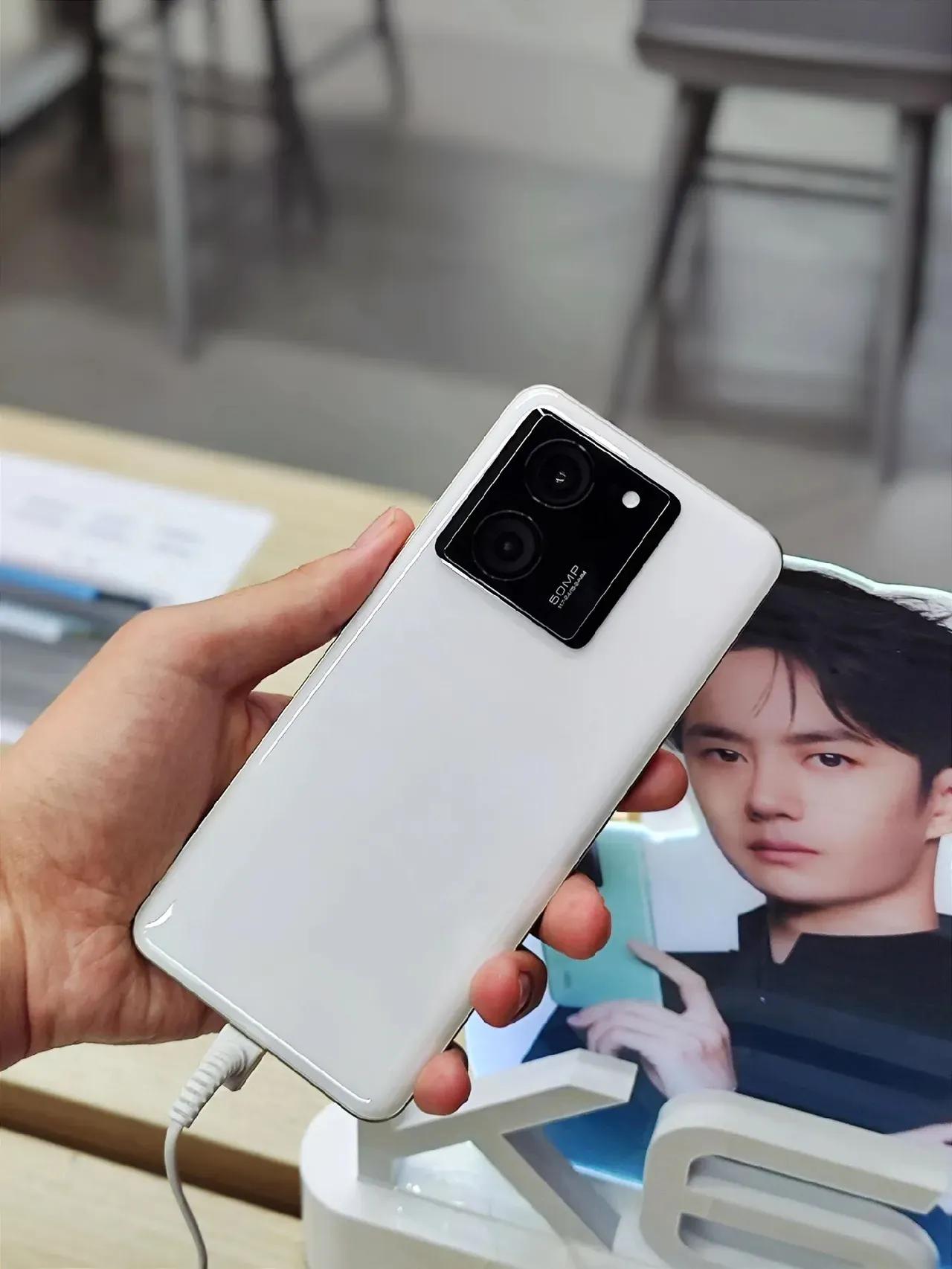 别的不说，K60至尊版变好看不少，再说红米不好看要打了[吃瓜群众]这白色后盖看起