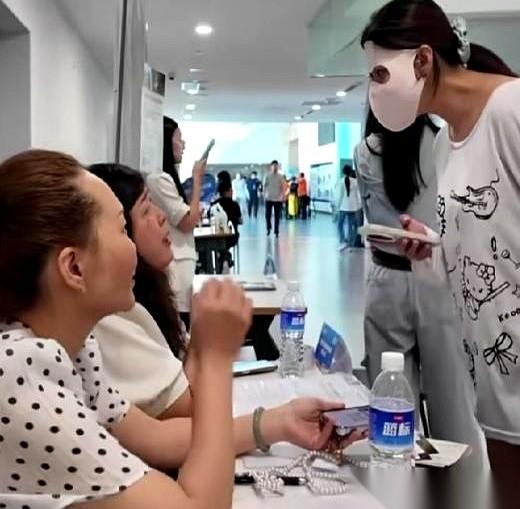 “你不摘面罩，我们就没法面试。”
“我重度过敏，不能见光，绝对不能摘。”
校招现