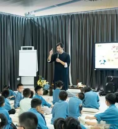 可你以为关了书院、拘了三个“老师”，这事就算翻篇了？太天真。

真正让人后背发凉