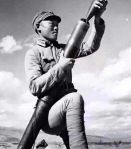 1945年，在山上休息的迫击炮手陈宝柳，忽然发现30多个日军和几个女人，正在不远