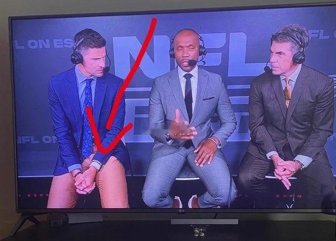 这种颜色的裤子在电视里看起来和没穿裤子一样。[允悲] ​​​