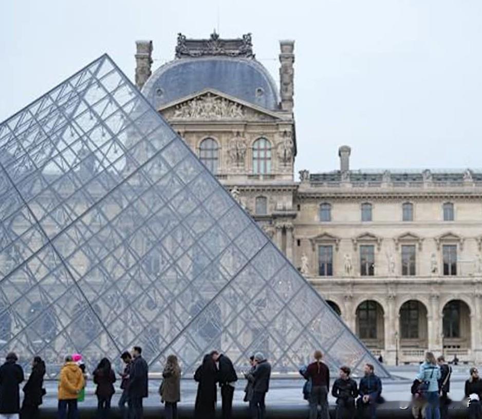 卢浮宫“向钱看”？非欧盟访客票价上涨45%。
 
综合外媒报道，去年曾发生过亿港