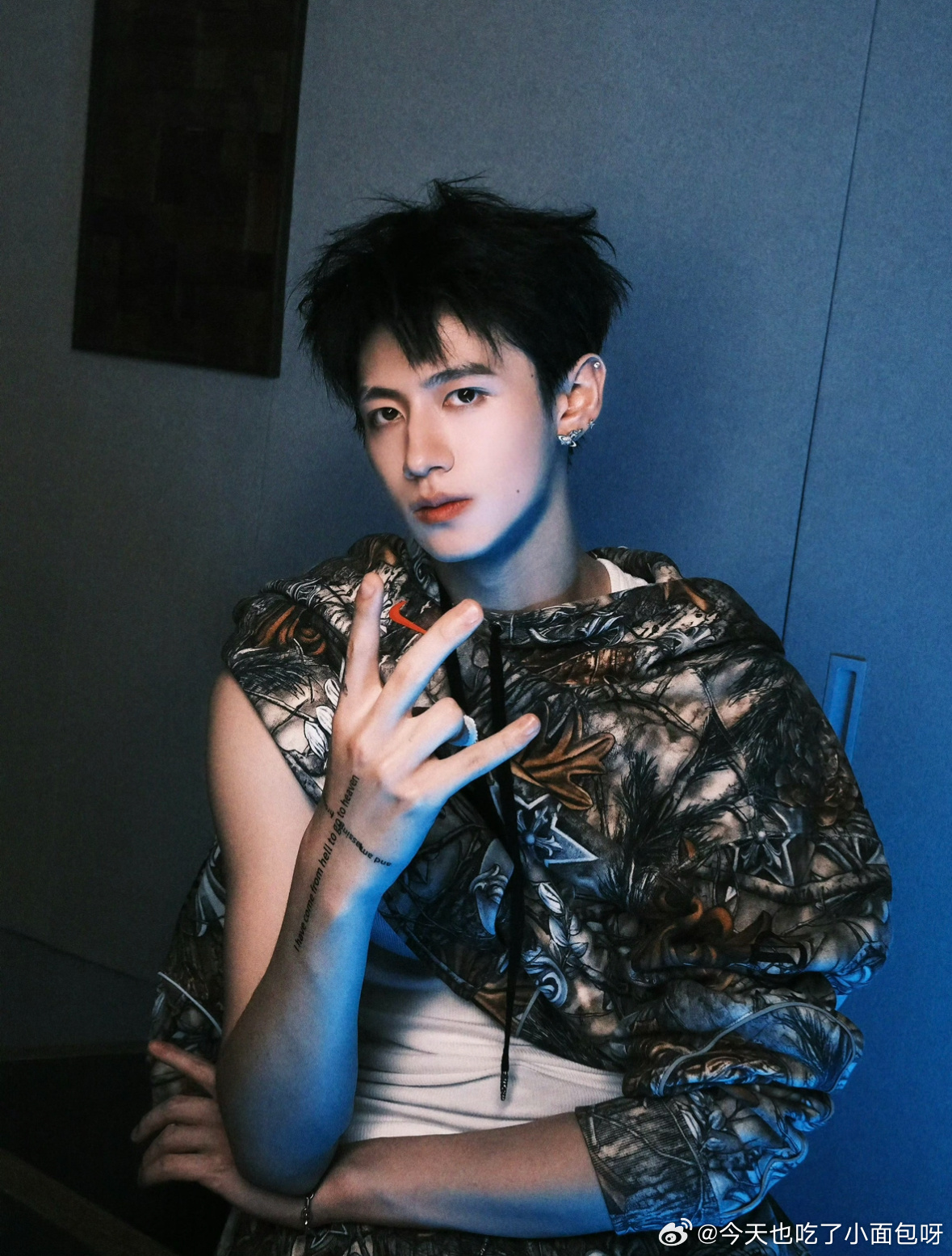 开端吗，每隔几天就来一回，这么关心就来看朱志鑫演唱会，现场看我孩子还真是一举一动