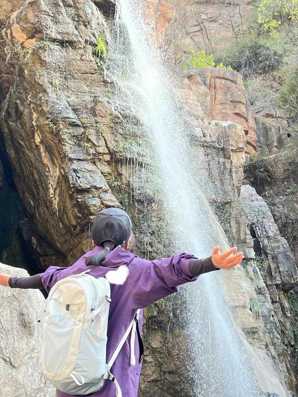 爬山的意义是什么？
爬山的意义，是在忙碌里给身心留一块“透气区”。走进自然吸氧、