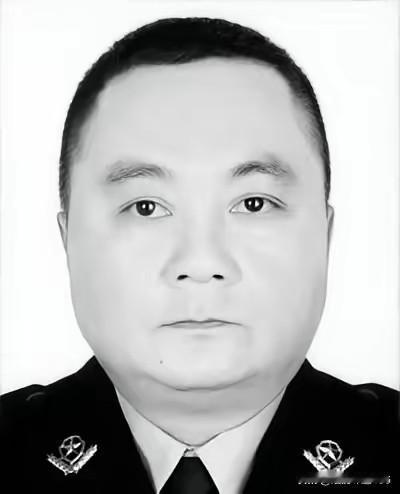 《七律·悼范志勇》

惊闻噩耗泪难干，四月西华暮雨寒。
从警卅年存浩气，屡立功勋