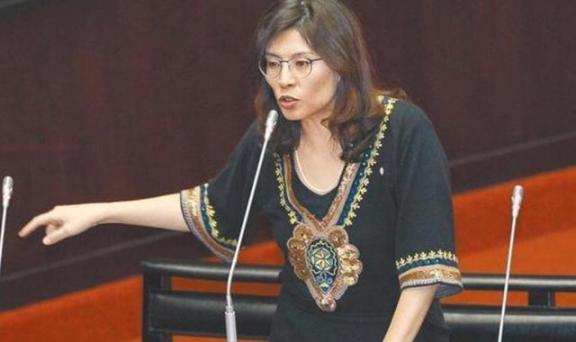 没想到郑丽文竟然提出了这样犀利的问题！她曾说，如果有一天，台湾真的和解放军对上了