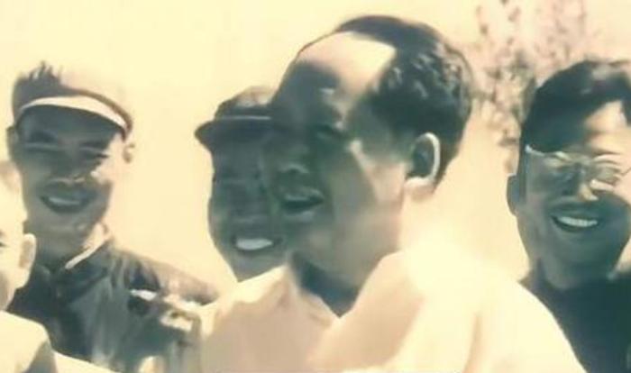 1950年，一名身着简陋的农妇来到北京中南海，要求面见毛主席。门卫正想将她拦下来