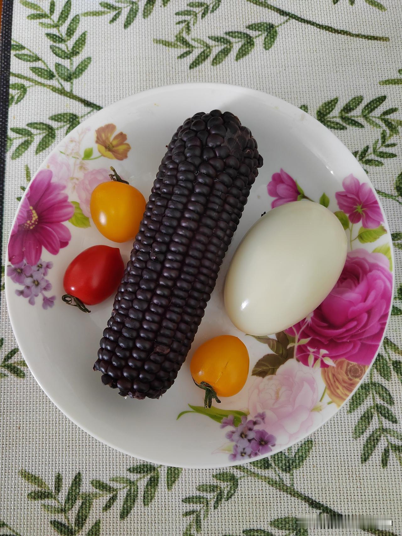 人间最美四月天，外面的花开得娇艳，树绿得仿佛要流了油……此时，也正是吃鹅蛋的好时