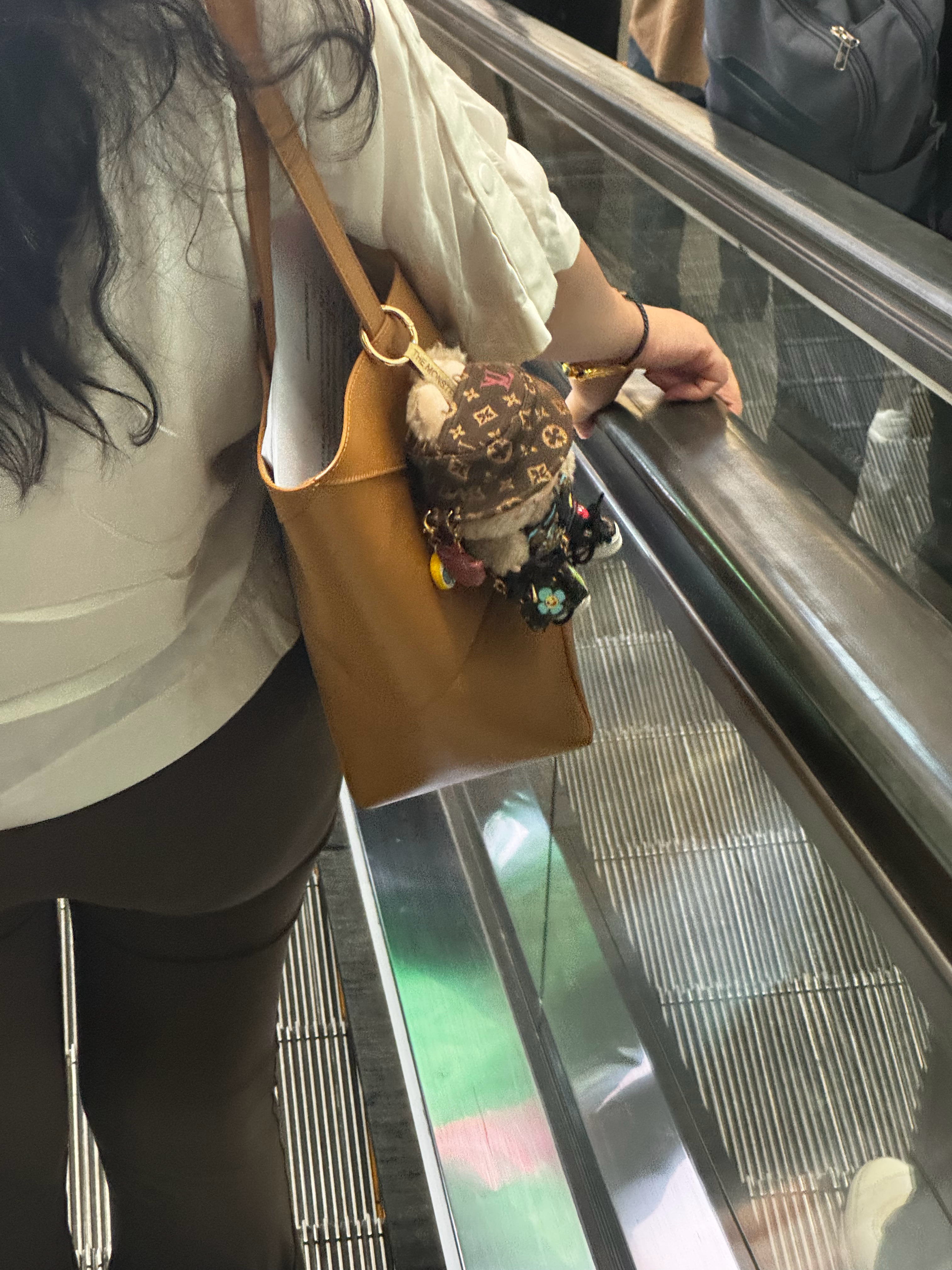 这个 labubu 的帽子是不是比它自己还贵 ​​​
