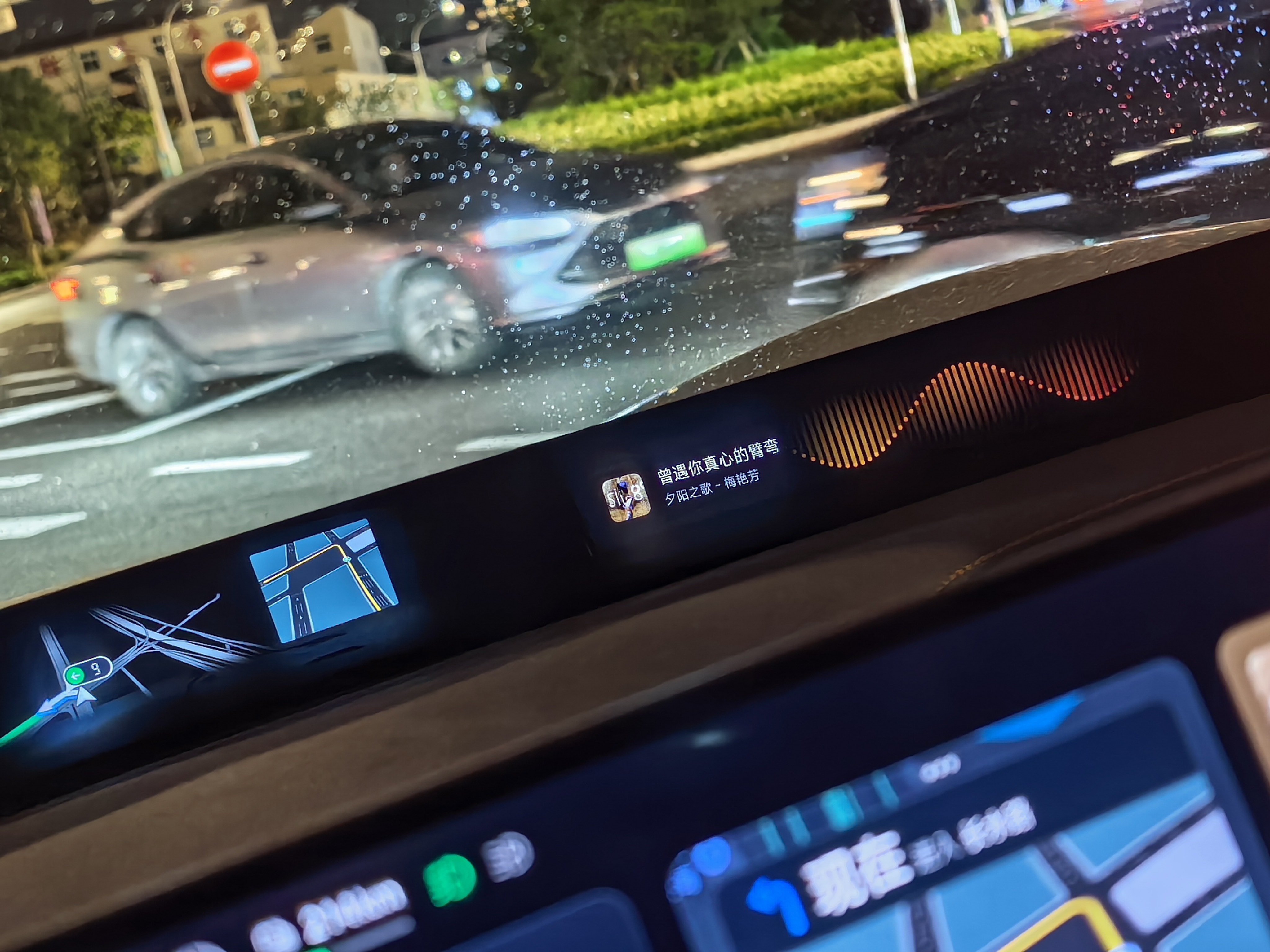 下班路上发现下雨了，内心狂喜。 青岛