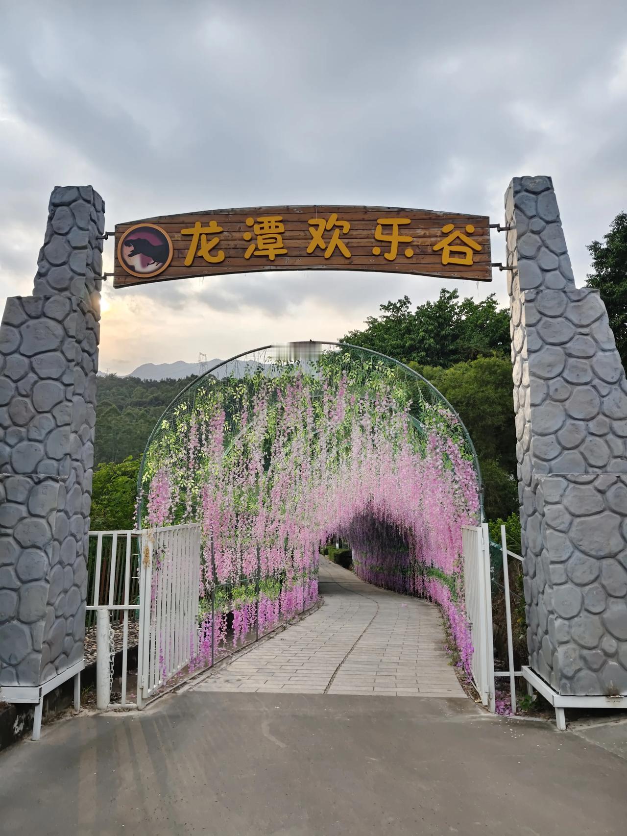 我今天一个人徒步爬了仙灵棋山。我是从双龙潭边上的小路上山，再走大路下山，一共走了